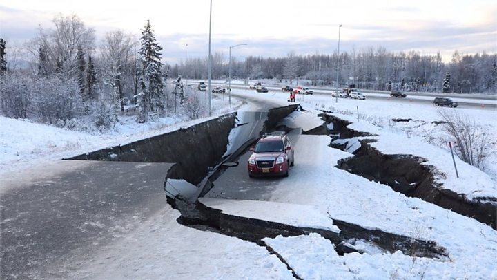 Gempa 7 SR & Seribu Gempa Susulan Landa Alaska. Ini 10 Potret Kerusakannya, Jalanan Sampai Terbelah! 17 Gempa 7 SR & Seribu Gempa Susulan Landa Alaska. Ini 10 Potret Kerusakannya, Jalanan Sampai Terbelah!