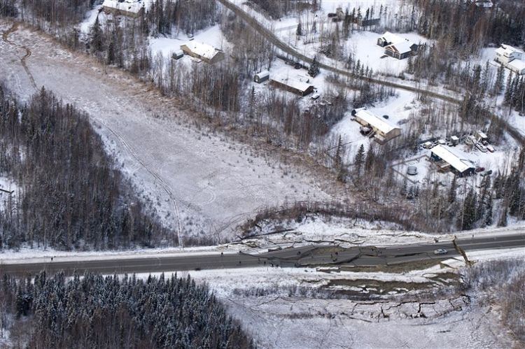 Gempa 7 SR & Seribu Gempa Susulan Landa Alaska. Ini 10 Potret Kerusakannya, Jalanan Sampai Terbelah! 18 Gempa 7 SR & Seribu Gempa Susulan Landa Alaska. Ini 10 Potret Kerusakannya, Jalanan Sampai Terbelah!