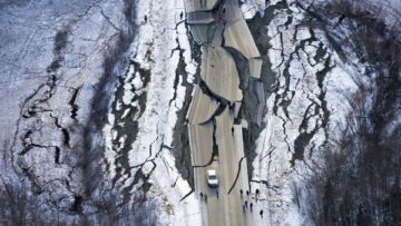 Gempa 7 SR & Seribu Gempa Susulan Landa Alaska. Ini 10 Potret Kerusakannya, Jalanan Sampai Terbelah!