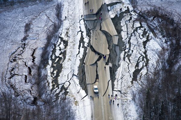 Gempa 7 SR & Seribu Gempa Susulan Landa Alaska. Ini 10 Potret Kerusakannya, Jalanan Sampai Terbelah! 16 Gempa 7 SR & Seribu Gempa Susulan Landa Alaska. Ini 10 Potret Kerusakannya, Jalanan Sampai Terbelah!