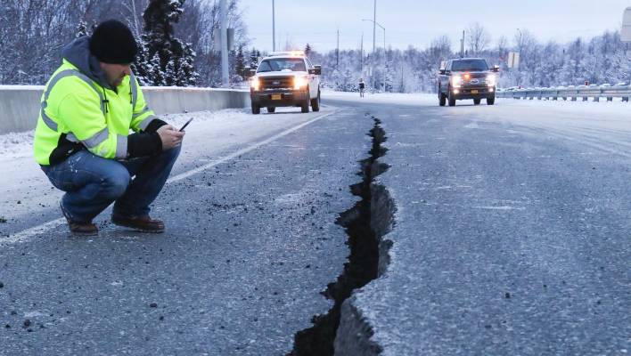 Gempa 7 SR & Seribu Gempa Susulan Landa Alaska. Ini 10 Potret Kerusakannya, Jalanan Sampai Terbelah! 20 Gempa 7 SR & Seribu Gempa Susulan Landa Alaska. Ini 10 Potret Kerusakannya, Jalanan Sampai Terbelah!