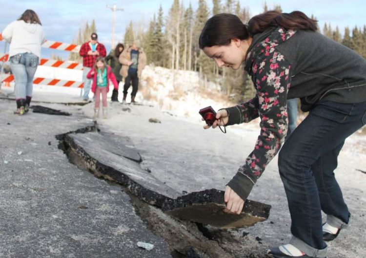 Gempa 7 SR & Seribu Gempa Susulan Landa Alaska. Ini 10 Potret Kerusakannya, Jalanan Sampai Terbelah! 21 Gempa 7 SR & Seribu Gempa Susulan Landa Alaska. Ini 10 Potret Kerusakannya, Jalanan Sampai Terbelah!