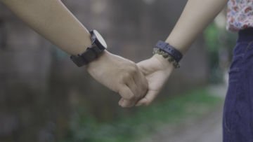 7 Cara Pegangan Tangan Sama Pasangan Ini Menunjukkan Bagaimana Hubungan Kalian Berjalan Lho