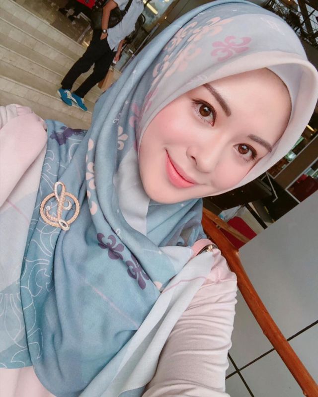 Hijab dengan Bros