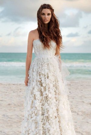 10 Inspirasi Feathered Wedding Dress, Gaun Pernikahan dengan Aksen Bulu-bulu yang Unik nan Menawan