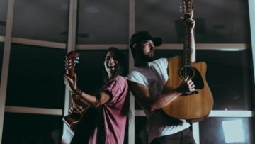 6 Bukti Kalau Cewek yang Jago Main Gitar Itu Istimewa. Pesonanya itu Lo, Beda!