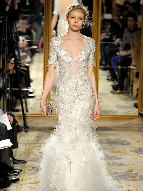 10 Inspirasi Feathered Wedding Dress, Gaun Pernikahan dengan Aksen Bulu-bulu yang Unik nan Menawan