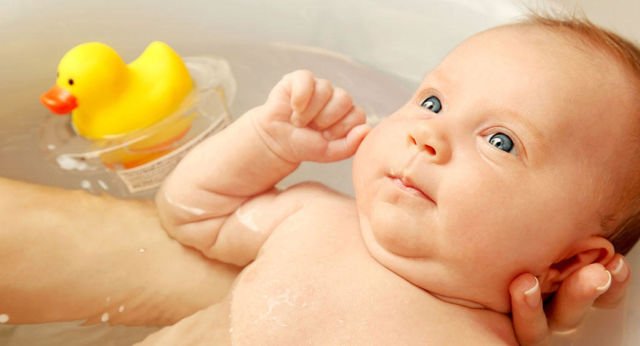 6 Langkah Aman Memandikan Bayi Baru Lahir Buat Mama Newbie. Tanpa Drama, Kamu Pasti Bisa!