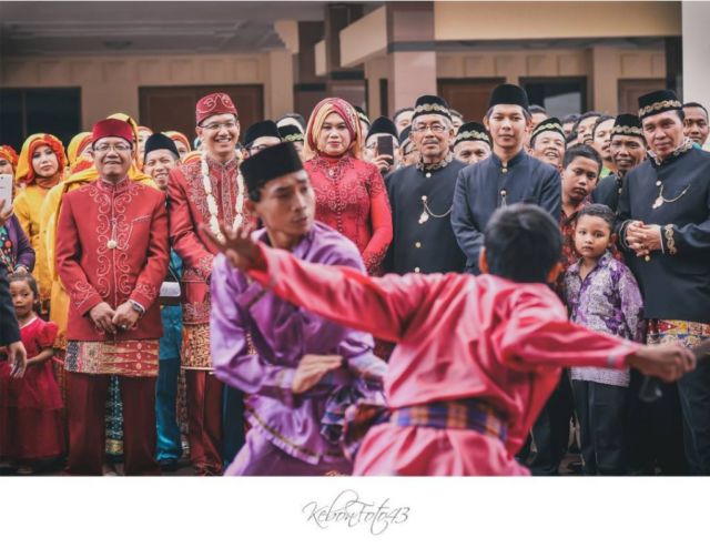 Laga Pencak Silat dalam 4 Pernikahan Adat Indonesia Ini Seru, Belum Banyak yang Tahu!