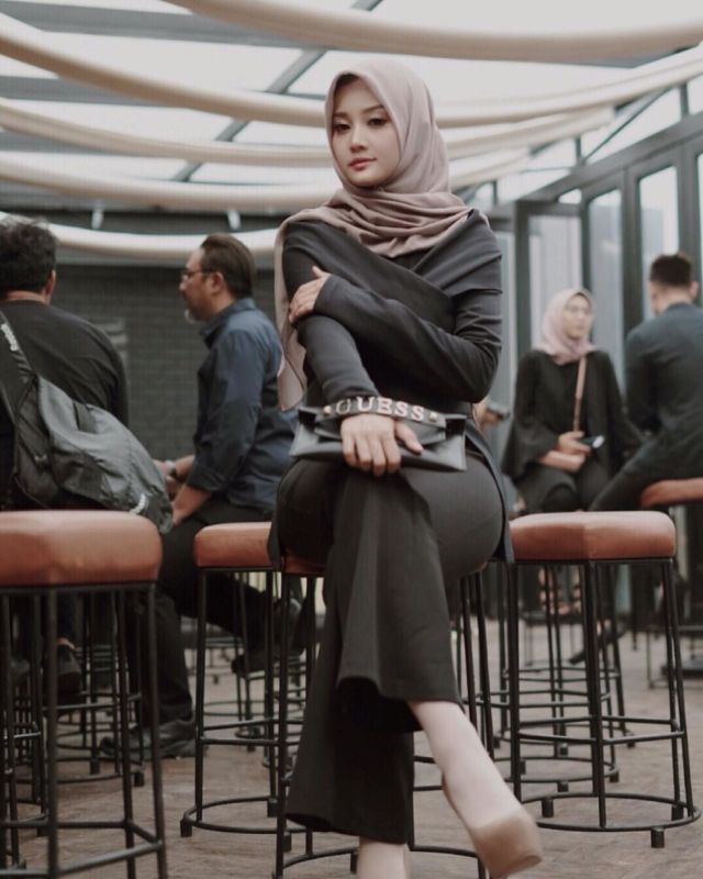 10 Gaya @lindakayhz Bisa Ditiru Buat Hijaber. Sudah 'Emak-Emak' Tapi Cara Berpakaian Tetap Anak Muda 29 10 Gaya @lindakayhz Bisa Ditiru Buat Hijaber. Sudah 'Emak-Emak' Tapi Cara Berpakaian Tetap Anak Muda