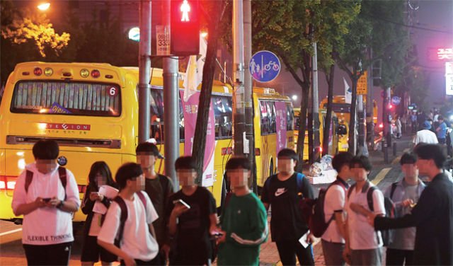 12 Realita di Balik Kenapa Guru Les di Korea Selatan Bisa Tajir Melintir dan Dipuja Bak Selebriti 28 12 Realita di Balik Kenapa Guru Les di Korea Selatan Bisa Tajir Melintir dan Dipuja Bak Selebriti