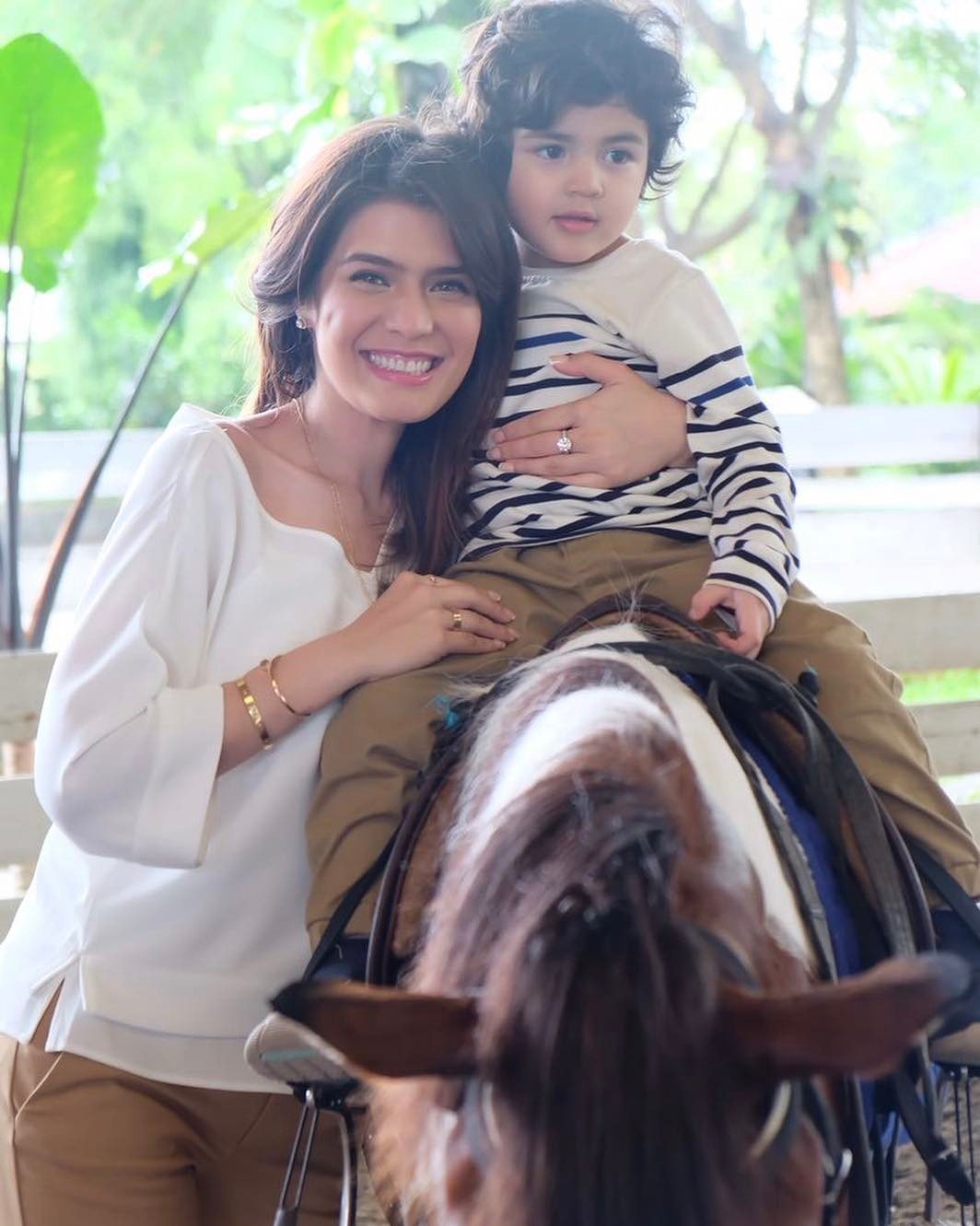 Beruntungnya Carissa Puteri Punya 2 Anak Cowok yang Ganteng Semua. Calon Imam Masa Depan! 25 Beruntungnya Carissa Puteri Punya 2 Anak Cowok yang Ganteng Semua. Calon Imam Masa Depan!