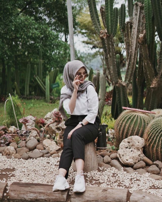 10 Gaya @lindakayhz Bisa Ditiru Buat Hijaber. Sudah 'Emak-Emak' Tapi Cara Berpakaian Tetap Anak Muda 22 10 Gaya @lindakayhz Bisa Ditiru Buat Hijaber. Sudah 'Emak-Emak' Tapi Cara Berpakaian Tetap Anak Muda