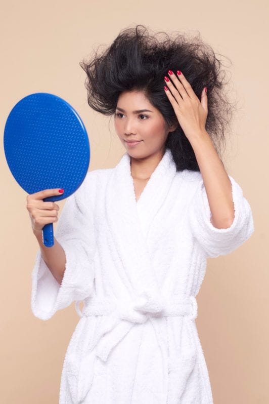4 Cara untuk Mengurai Rambut Sasakan dengan Benar. Jangan Asal Sisir Aja, Bisa Runyam