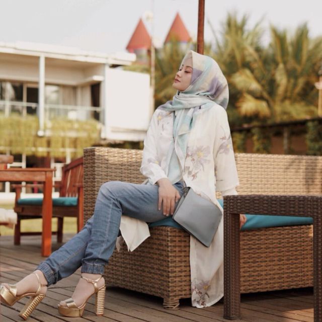 10 Gaya @lindakayhz Bisa Ditiru Buat Hijaber. Sudah 'Emak-Emak' Tapi Cara Berpakaian Tetap Anak Muda 27 10 Gaya @lindakayhz Bisa Ditiru Buat Hijaber. Sudah 'Emak-Emak' Tapi Cara Berpakaian Tetap Anak Muda