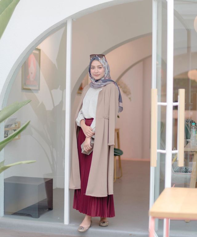 11 Ragam Gaya Rok yang Nyaman Buat Tampilan Formal. Anti Ribet dan Feminin Sekali