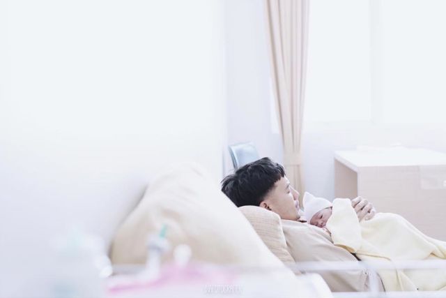Potret Kelahiran Putri Pertama Tarra Budiman dan Gya, Pasangan Hits dan Anti Drama!