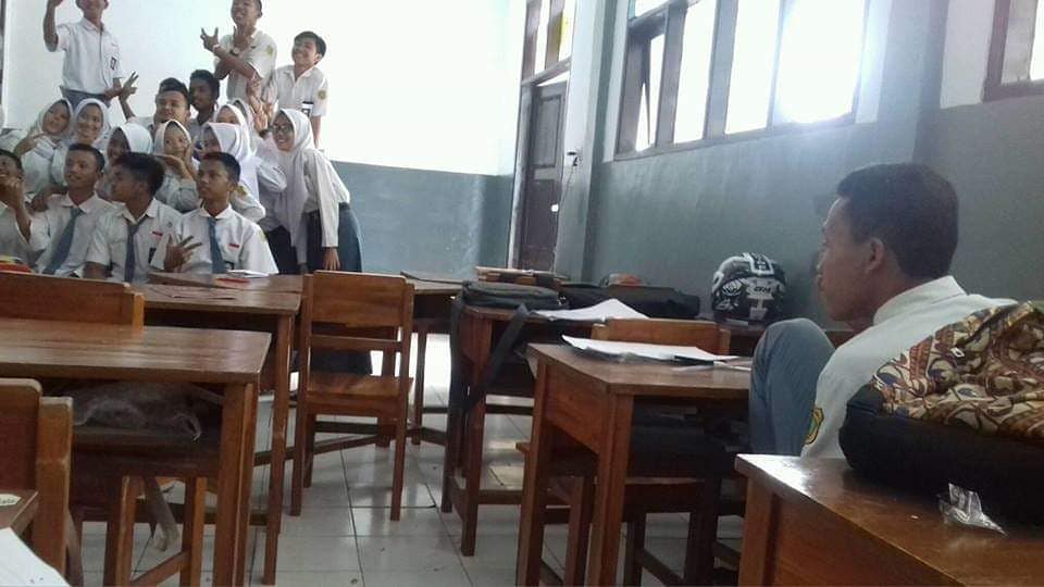 16 Adegan Absurd yang Hanya Ditemui di Kelas. Jadi Teringat Masa Nakal-Nakal Pas Masih Sekolah nih!