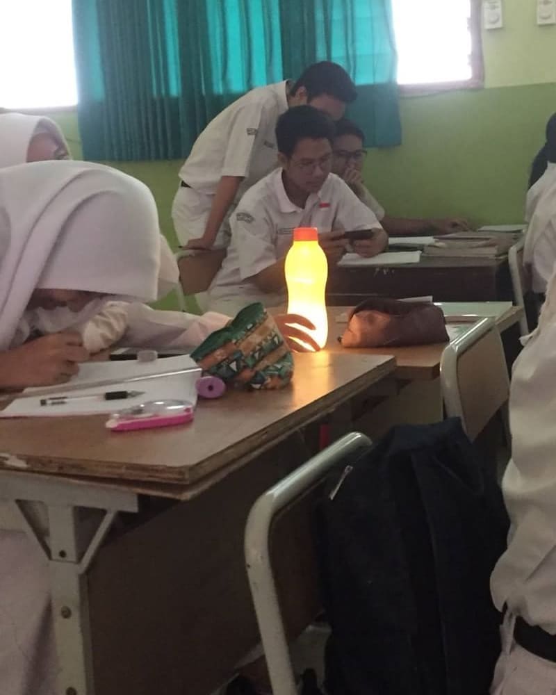 16 Adegan Absurd yang Hanya Ditemui di Kelas. Jadi Teringat Masa Nakal-Nakal Pas Masih Sekolah nih!