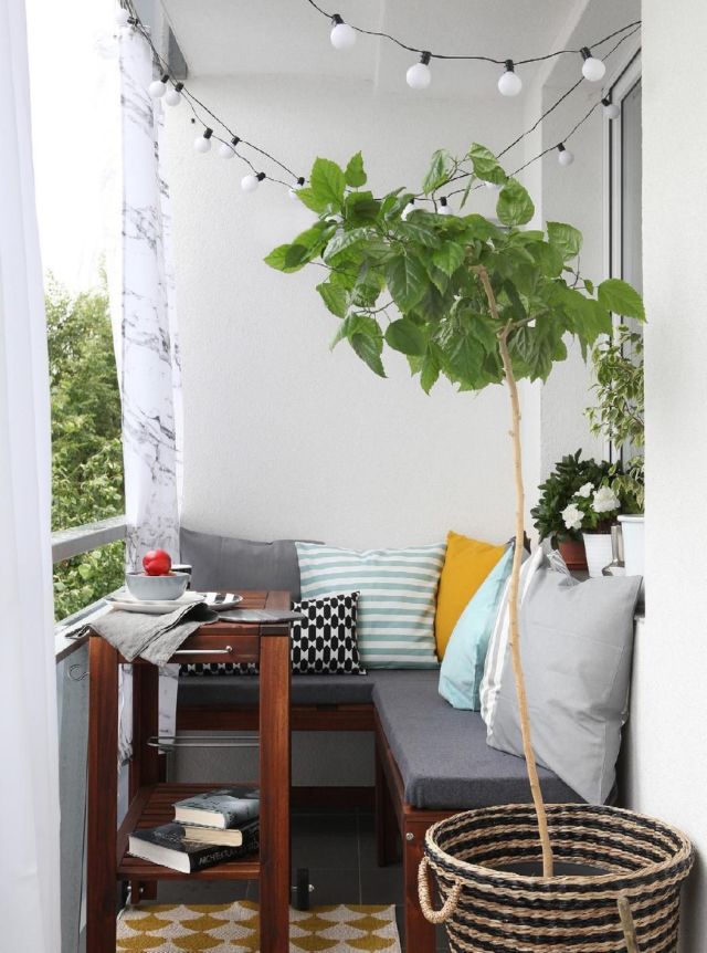 11 Penataan Balkon Rumah Minimalis yang Nyaman buat Leyeh-leyeh Cantik