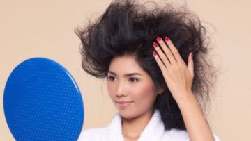 4 Cara untuk Mengurai Rambut Sasakan dengan Benar. Jangan Asal Sisir Aja, Bisa Runyam
