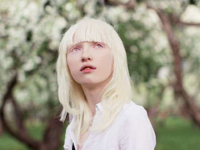 Kenalan Yuk Sama Bera, Cowok Albino yang Bikin Kamu Berdecak Kagum. Selain Doi, 5 Model Ini Tak Kalah Memesona