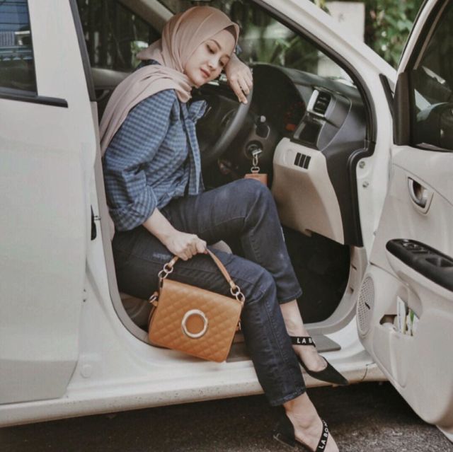 10 Gaya @lindakayhz Bisa Ditiru Buat Hijaber. Sudah 'Emak-Emak' Tapi Cara Berpakaian Tetap Anak Muda 26 10 Gaya @lindakayhz Bisa Ditiru Buat Hijaber. Sudah 'Emak-Emak' Tapi Cara Berpakaian Tetap Anak Muda
