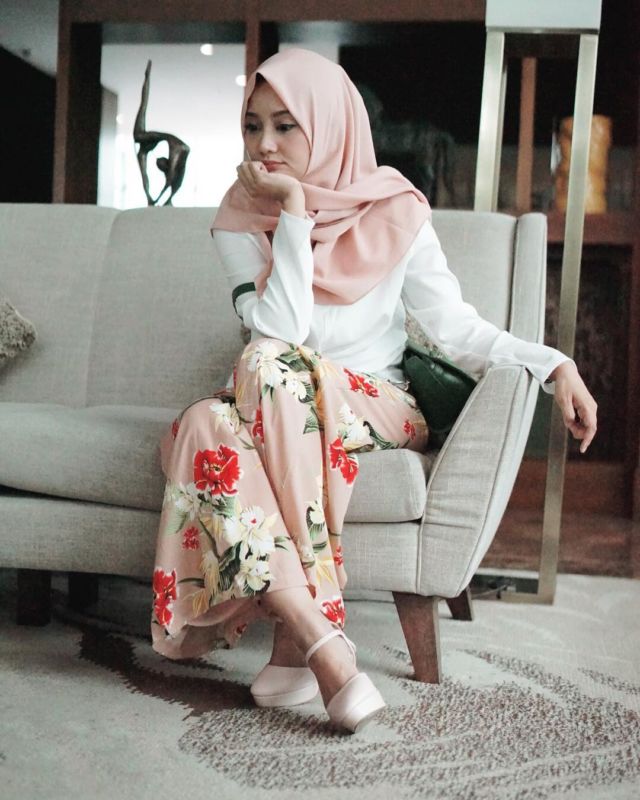 10 Gaya @lindakayhz Bisa Ditiru Buat Hijaber. Sudah 'Emak-Emak' Tapi Cara Berpakaian Tetap Anak Muda 28 10 Gaya @lindakayhz Bisa Ditiru Buat Hijaber. Sudah 'Emak-Emak' Tapi Cara Berpakaian Tetap Anak Muda