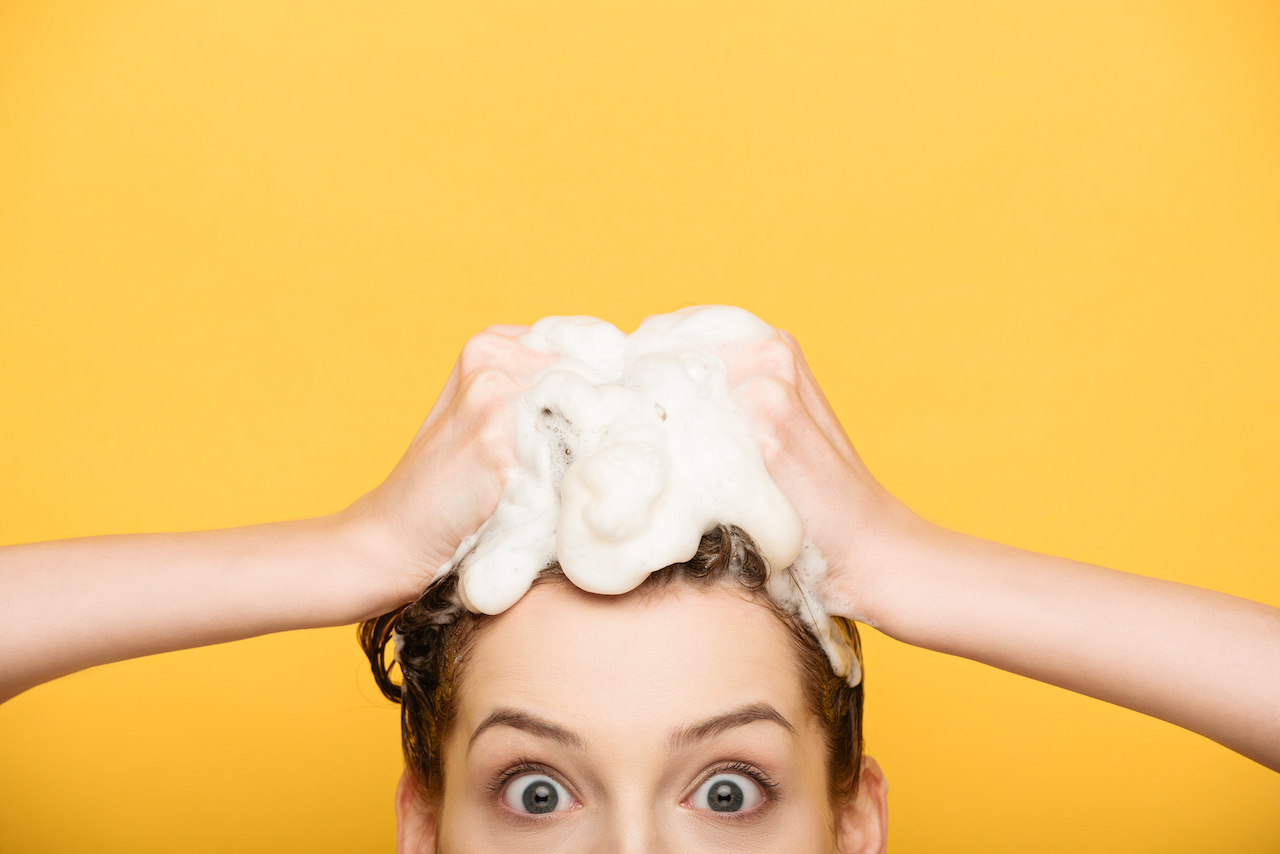 4 Cara untuk Mengurai Rambut Sasakan dengan Benar. Jangan Asal Sisir Aja, Bisa Runyam