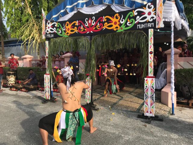 Laga Pencak Silat dalam 4 Pernikahan Adat Indonesia Ini Seru, Belum Banyak yang Tahu!