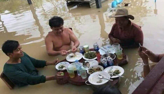 15 Potret Santainya Orang Indonesia Saat Hadapi Banjir. Yang Penting Harus Selalu Bersyukur sih, Yha~