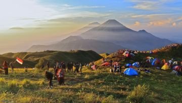 Kejadian Konyol di Gunung Prau Saat Libur Tahun Baru. Ada yang Nyalain Petasan Sampai Bawa Miras!