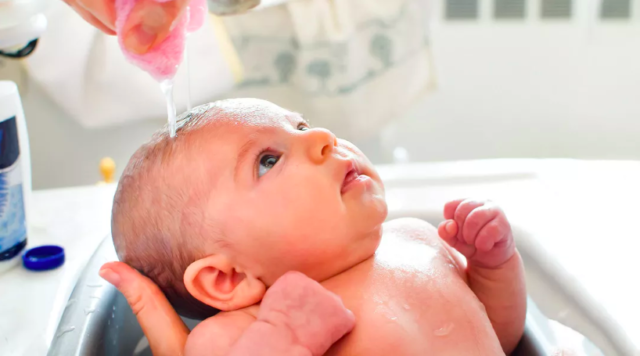 6 Langkah Aman Memandikan Bayi Baru Lahir Buat Mama Newbie. Tanpa Drama, Kamu Pasti Bisa!