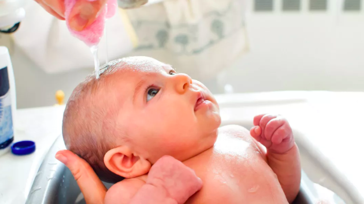 6 Langkah Aman Memandikan Bayi Baru Lahir Buat Mama Newbie. Tanpa Drama, Kamu Pasti Bisa!