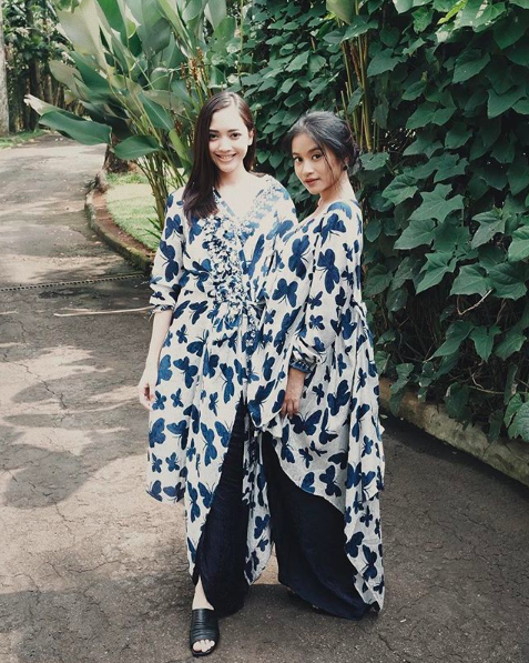 Kompak Cantiknya, 9 Ide Gaya Fesyen Pasangan Anak Selebritas dan Para Ibu Sambungnya Ini Bak Adik Kakak