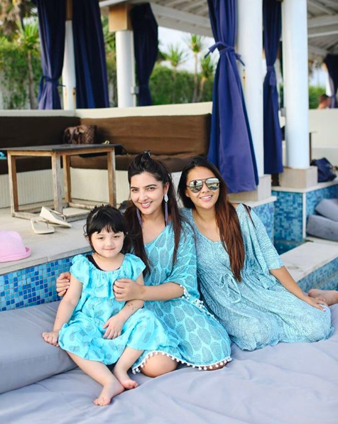 Kompak Cantiknya, 9 Ide Gaya Fesyen Pasangan Anak Selebritas dan Para Ibu Sambungnya Ini Bak Adik Kakak