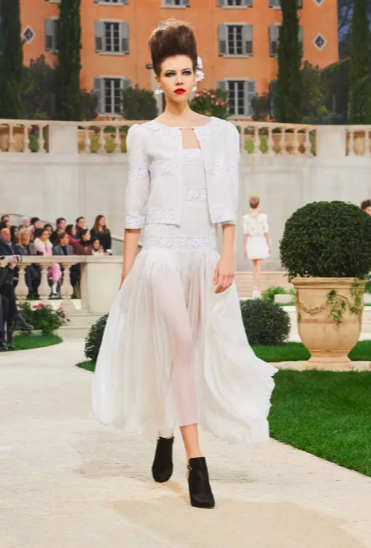 Rilis 'Gaun Bikini' Pengantin di Haute Couture Paris, Rumah Mode Chanel Banyak Mendapat Pujian. Kayak Apa Sih?