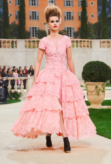 Rilis 'Gaun Bikini' Pengantin di Haute Couture Paris, Rumah Mode Chanel Banyak Mendapat Pujian. Kayak Apa Sih?