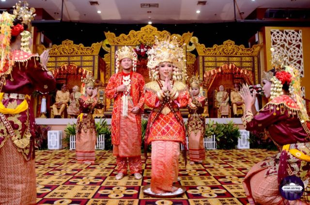 Makna Sakral di Balik Tarian Pengantin dalam 6 Pernikahan Adat Indonesia. Sudah Tahu?