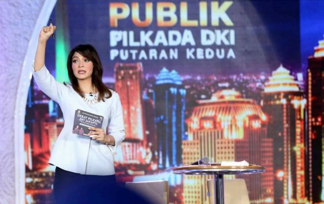 5 Gaya Elegan dan Cerdas ala Ira Koesno yang Bikin Salfok Penonton Debat Pilpres 2019. Dulu VS Sekarang, Sama Anggunnya!