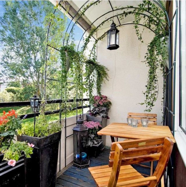 11 Penataan Balkon Rumah Minimalis yang Nyaman buat Leyeh-leyeh Cantik