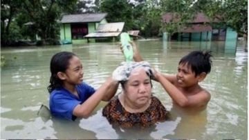 15 Potret Santainya Orang Indonesia Saat Hadapi Banjir. Yang Penting Harus Selalu Bersyukur sih, Yha~