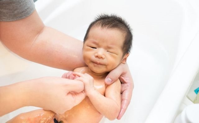 6 Langkah Aman Memandikan Bayi Baru Lahir Buat Mama Newbie. Tanpa Drama, Kamu Pasti Bisa!