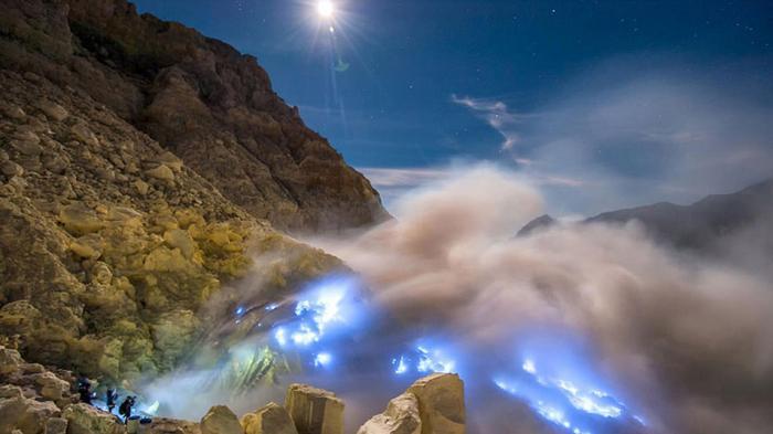 Pengalaman Mengunjungi Kawah Ijen, Salah Satu Destinasi Wisata yang Wajib Kamu Datangi!