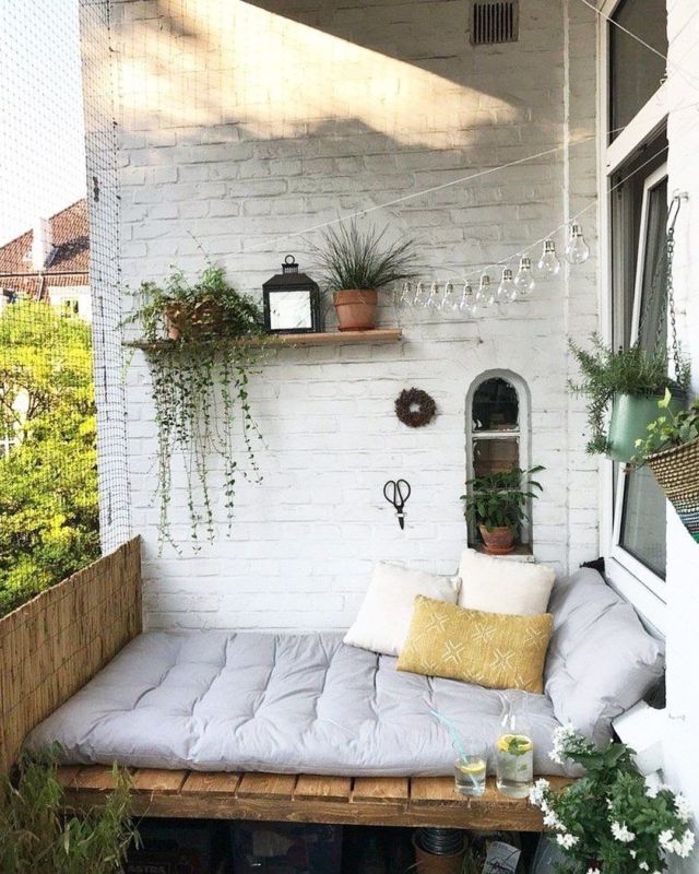 11 Penataan Balkon Rumah Minimalis yang Nyaman buat Leyeh-leyeh Cantik