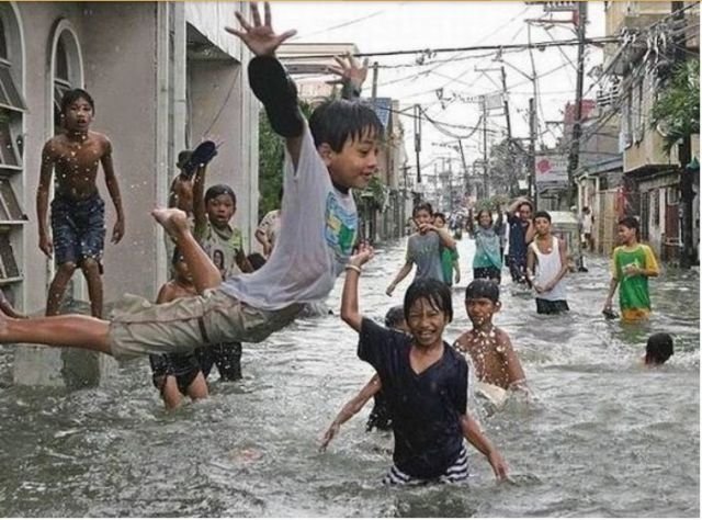 15 Potret Santainya Orang Indonesia Saat Hadapi Banjir. Yang Penting Harus Selalu Bersyukur sih, Yha~