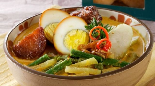5 Tips Hemat Melewatkan Weekend di Bandung 4 Makanan