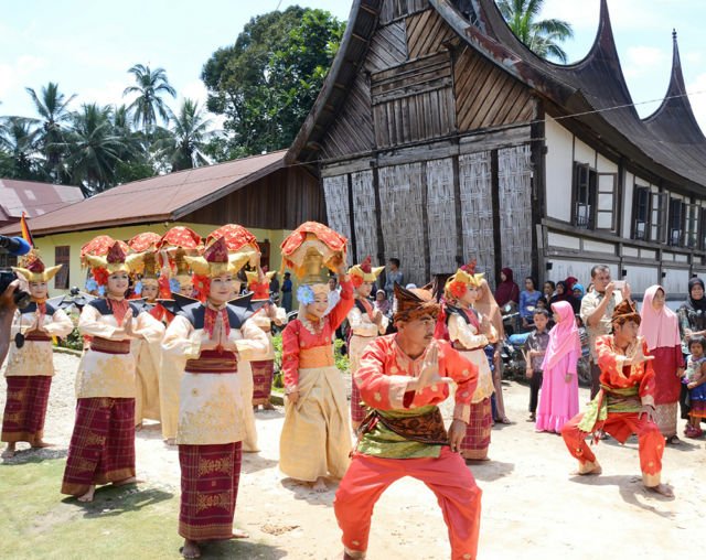 Laga Pencak Silat dalam 4 Pernikahan Adat Indonesia Ini Seru, Belum Banyak yang Tahu!