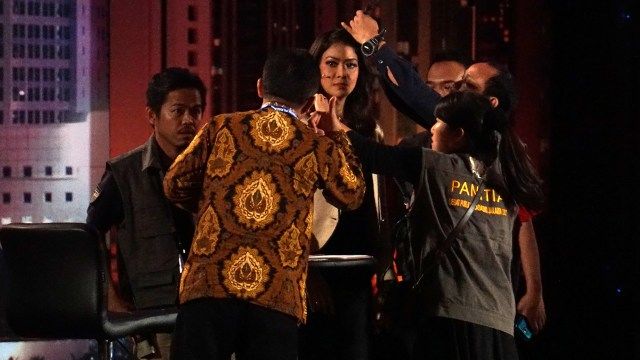 5 Gaya Elegan dan Cerdas ala Ira Koesno yang Bikin Salfok Penonton Debat Pilpres 2019. Dulu VS Sekarang, Sama Anggunnya!