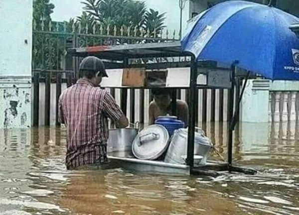 15 Potret Santainya Orang Indonesia Saat Hadapi Banjir. Yang Penting Harus Selalu Bersyukur sih, Yha~